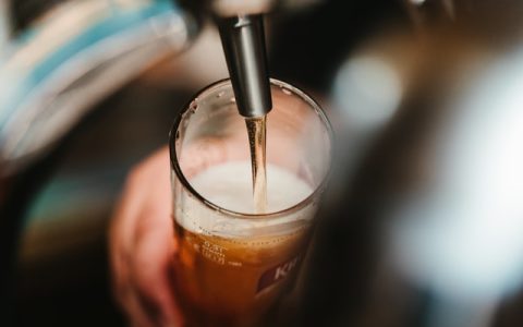 WordPress 与 ThinkPHP：数字世界的“精装房”与“毛坯房”哲学